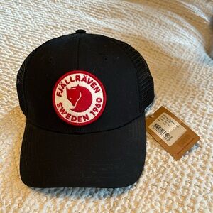 FJALLRAVEN black hat NWT